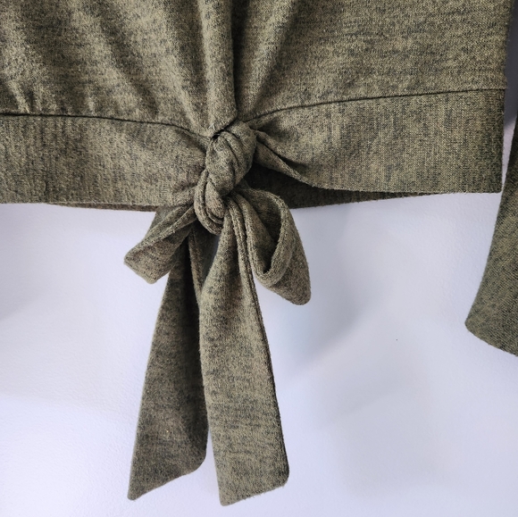 Olive Green Long Sleeve Soft Top with Bow Detail on Back Bottom sz M - Picture 4 of 4
